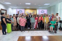 Moradoras de asilo comemoram Dia das Mães com café da tarde no Palácio Iguaçu