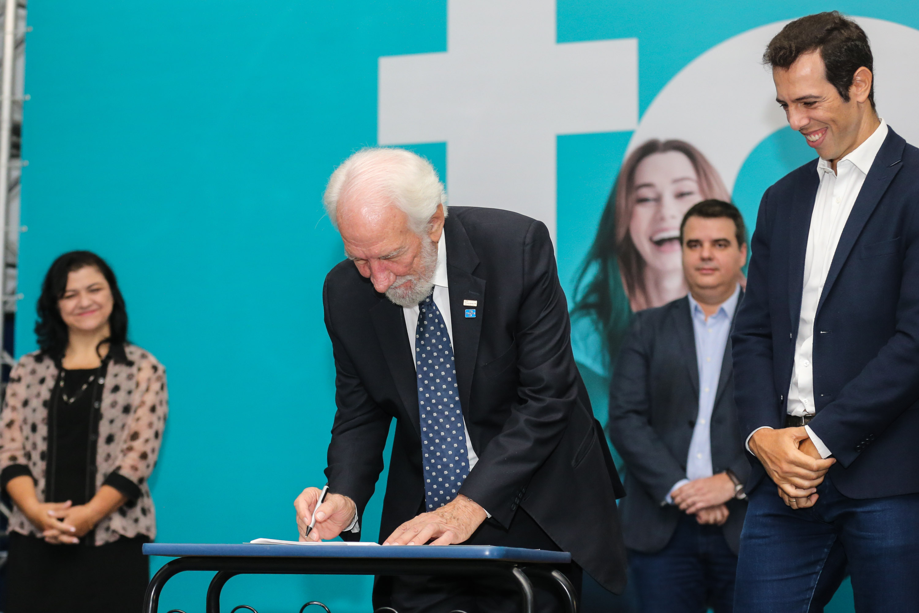 Estado autoriza pagamento extra de R$ 20 milhões às escolas