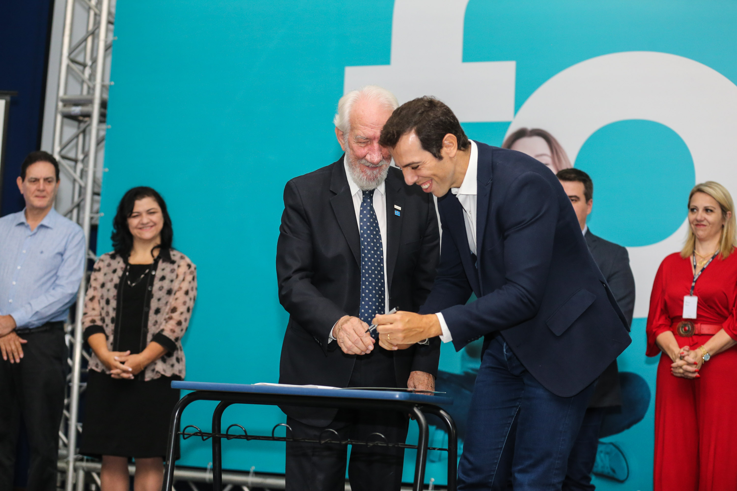 Estado autoriza pagamento extra de R$ 20 milhões às escolas