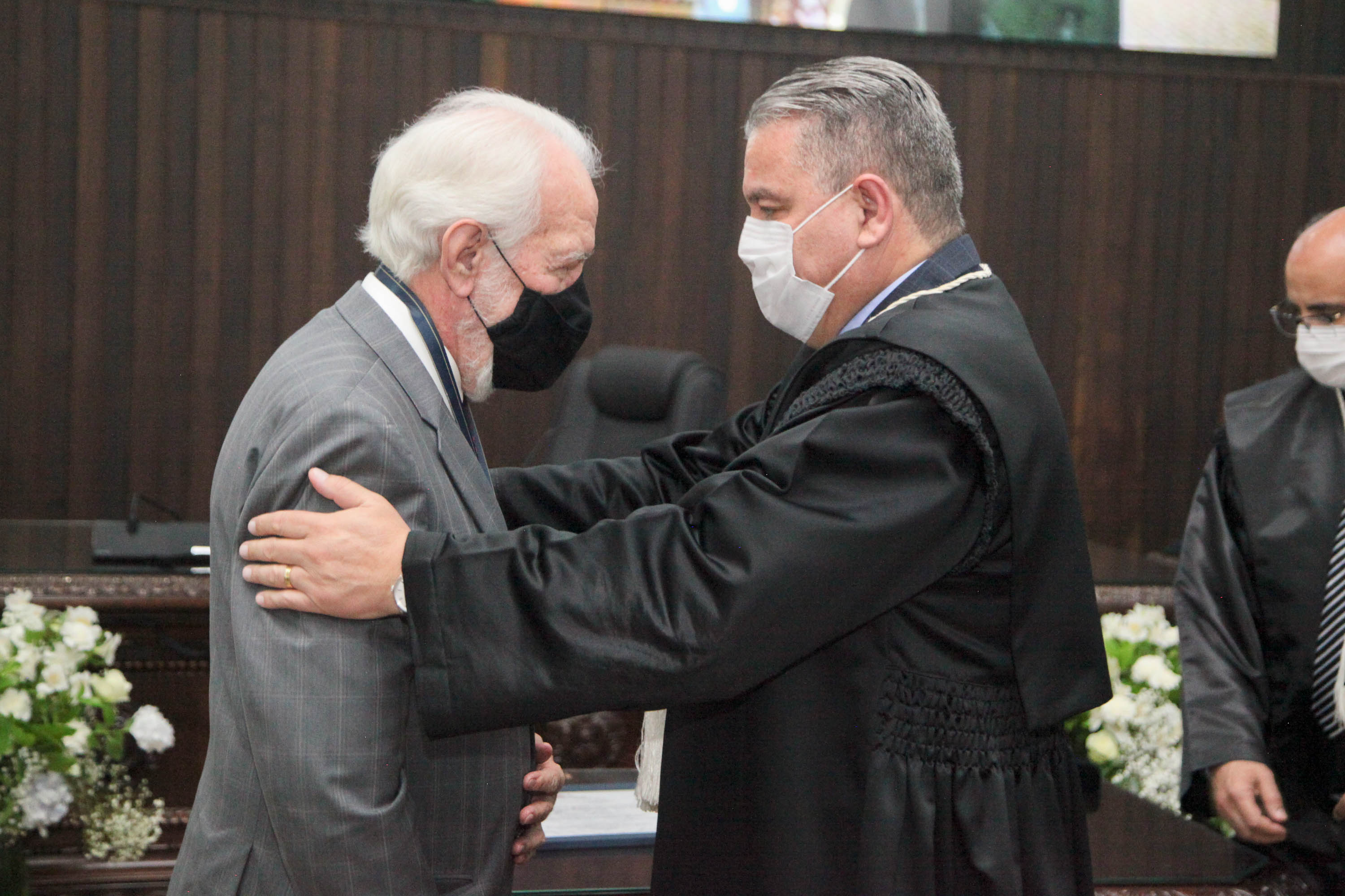 Darci Piana é agraciado com medalha “Distinção Judiciária” do TJPR