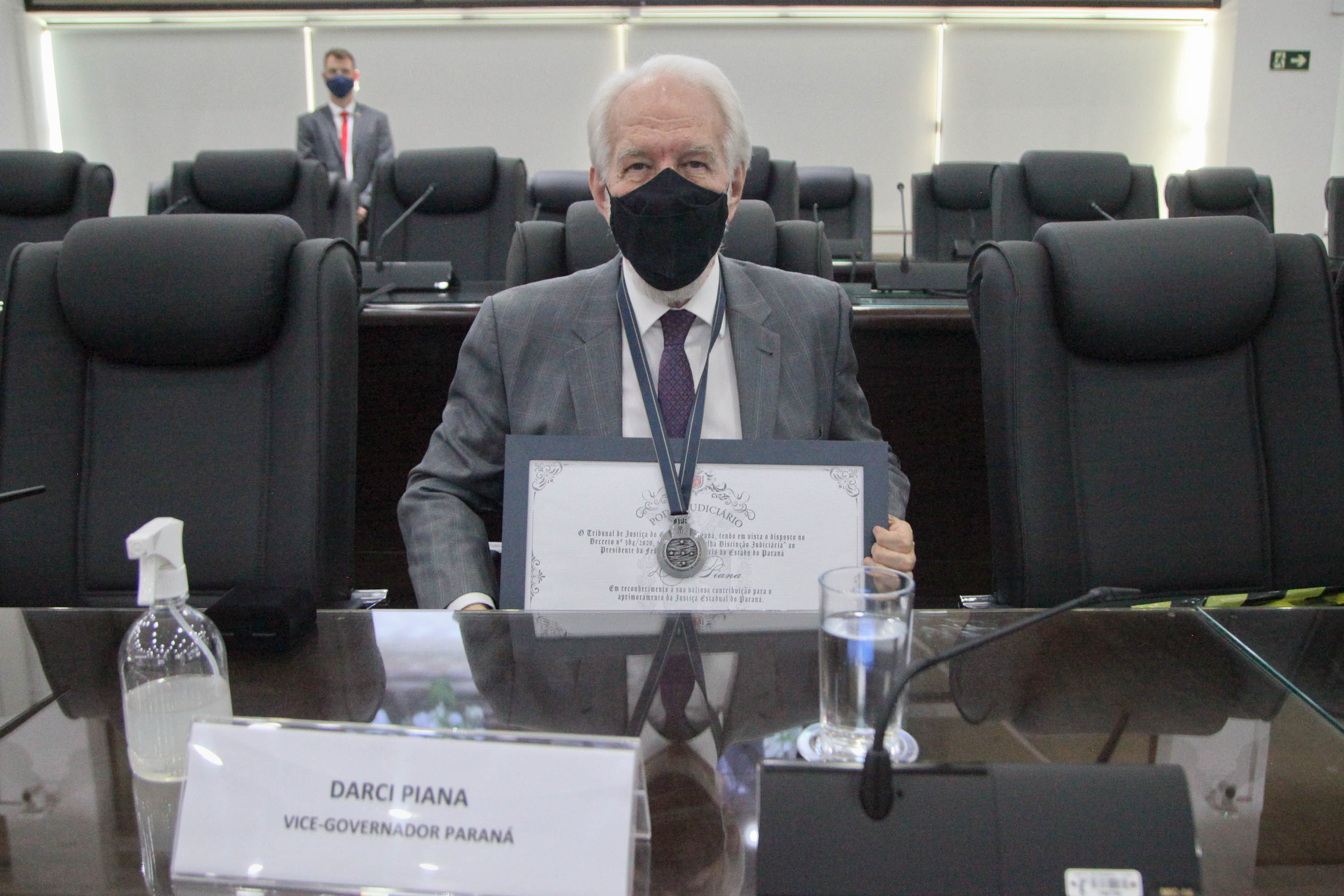 Darci Piana é agraciado com medalha “Distinção Judiciária” do TJPR