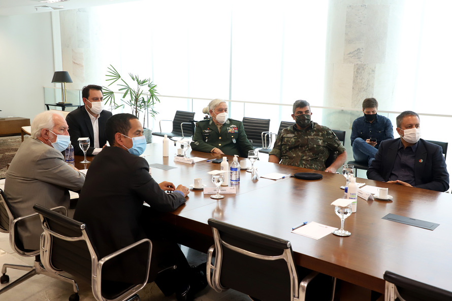 Governador apresenta ao presidente do Superior Tribunal Militar projeto da ESA em Ponta Grossa