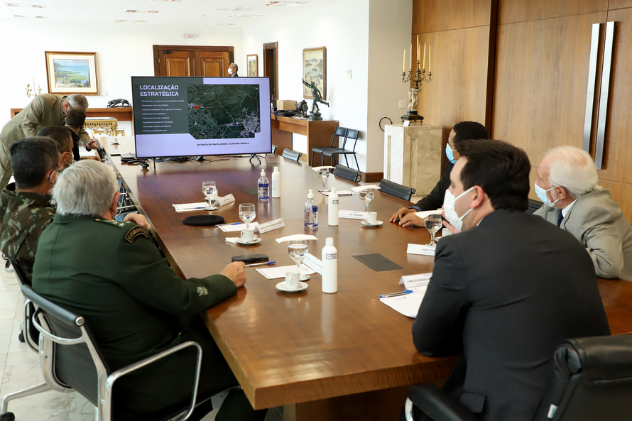 Governador apresenta ao presidente do Superior Tribunal Militar projeto da ESA em Ponta Grossa