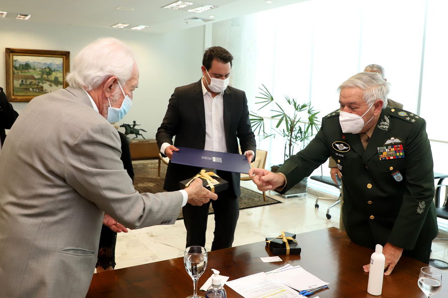 Governador apresenta ao presidente do Superior Tribunal Militar projeto da ESA em Ponta Grossa