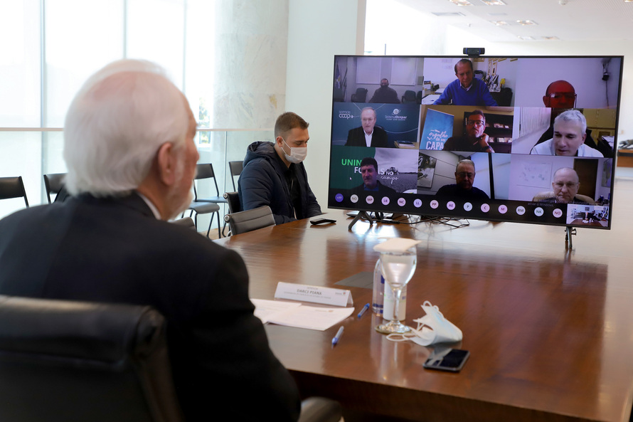 Estado reforça compromisso com as cooperativas, que investirão R$ 30,3 bilhões no Paraná até 2026