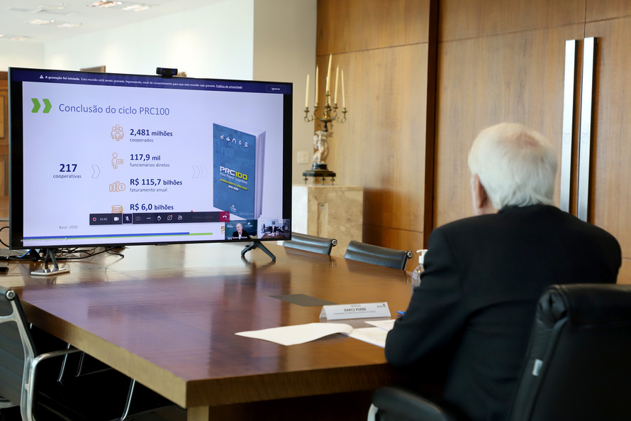 Estado reforça compromisso com as cooperativas, que investirão R$ 30,3 bilhões no Paraná até 2026