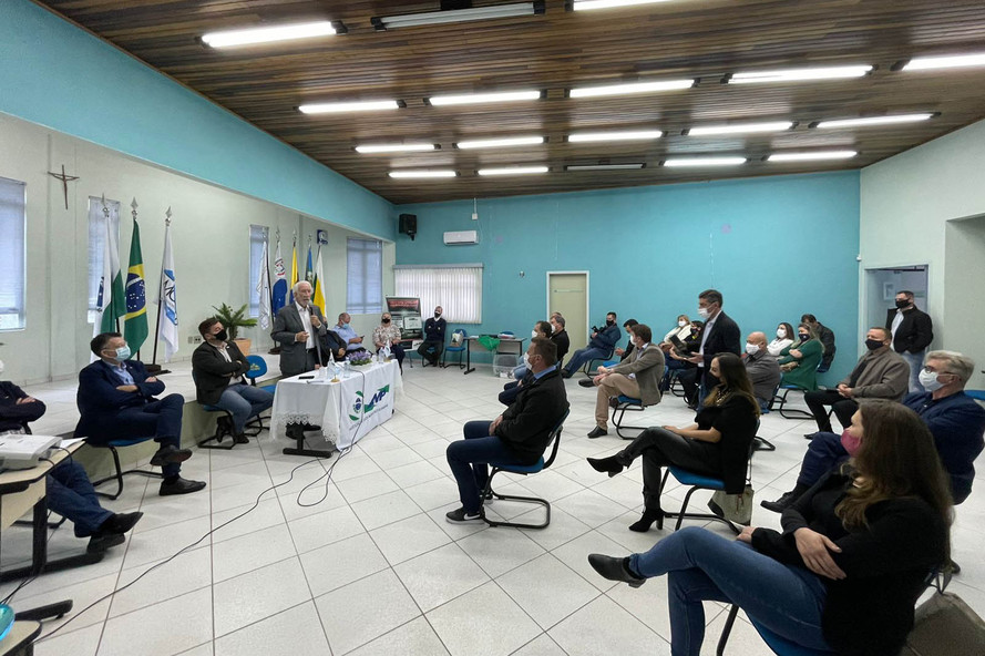 Em Irati, vice-governador destaca investimentos no Paraná a prefeitos do Centro-Sul