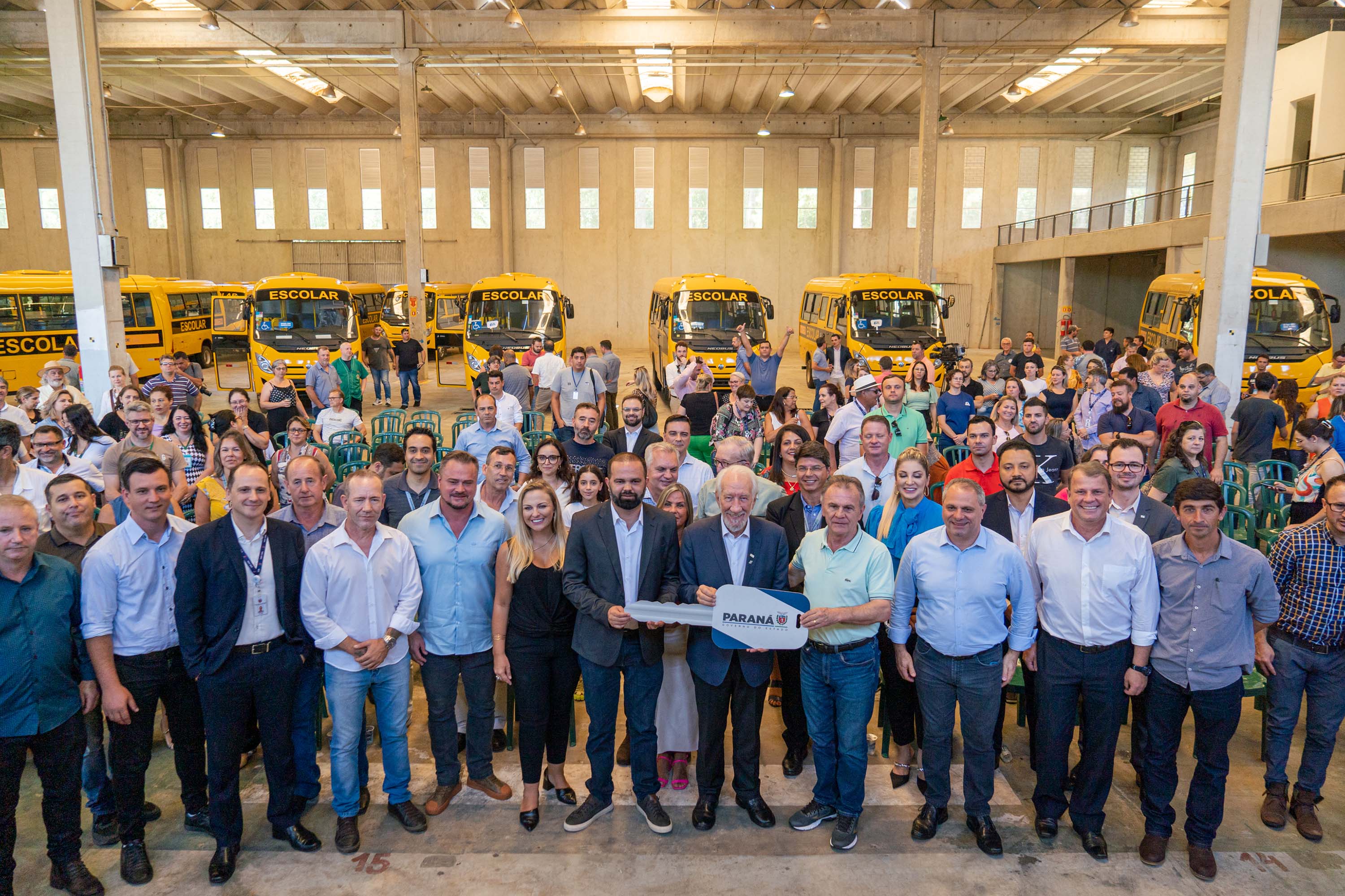 Governador entrega 128 ônibus para transporte de alunos das redes estadual e municipais