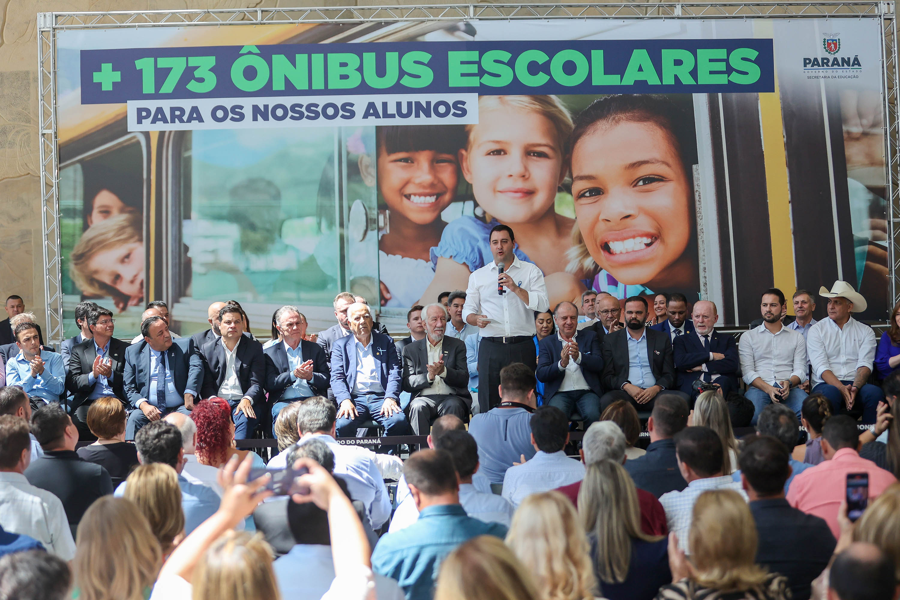 Governador entrega mais 173 ônibus escolares para a rede pública do Paraná