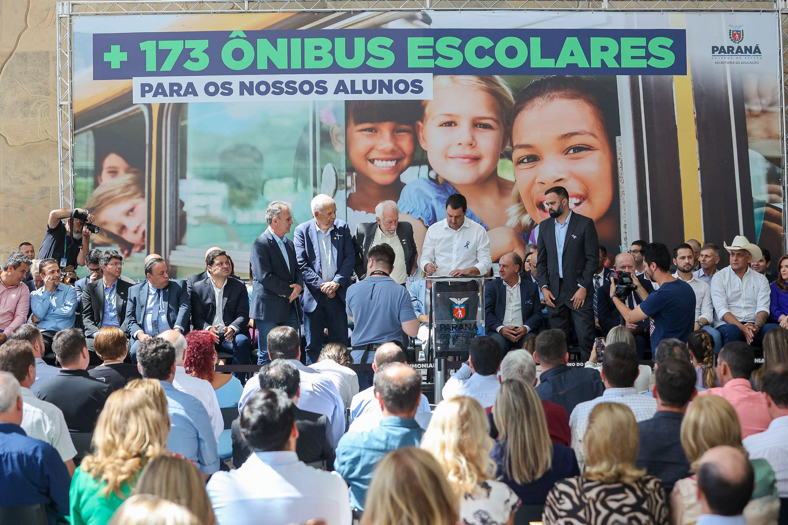 Governador entrega mais 173 ônibus escolares para a rede pública do Paraná
