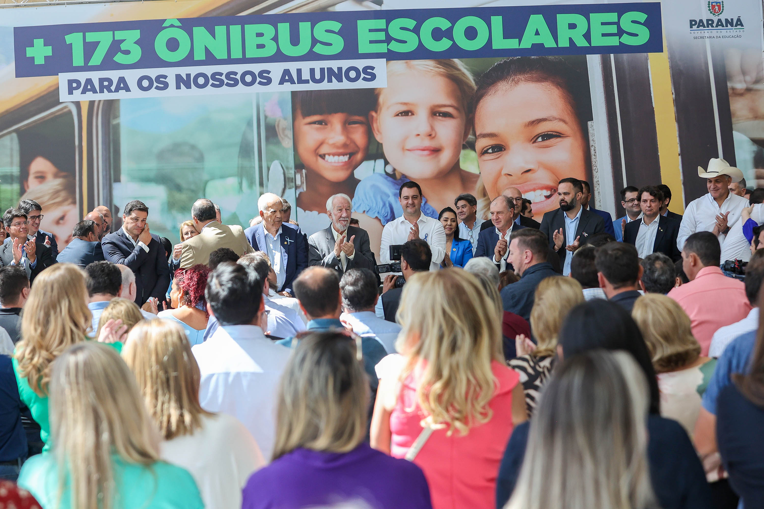 Governador entrega mais 173 ônibus escolares para a rede pública do Paraná