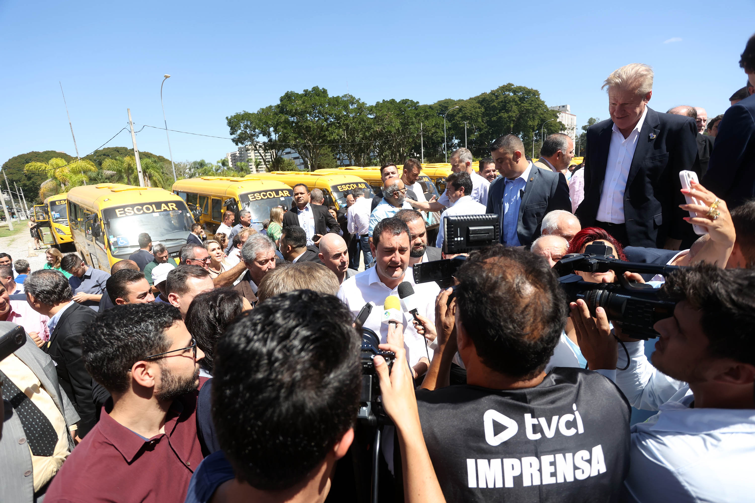 Governador entrega mais 173 ônibus escolares para a rede pública do Paraná