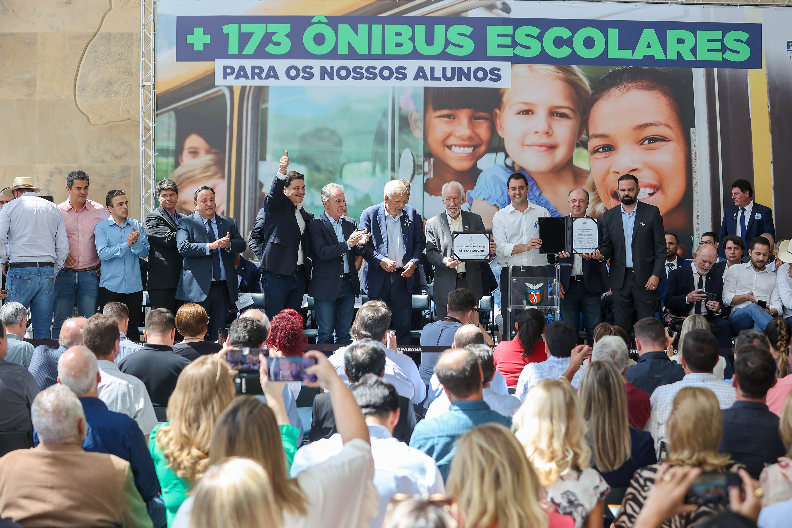 Governador entrega mais 173 ônibus escolares para a rede pública do Paraná