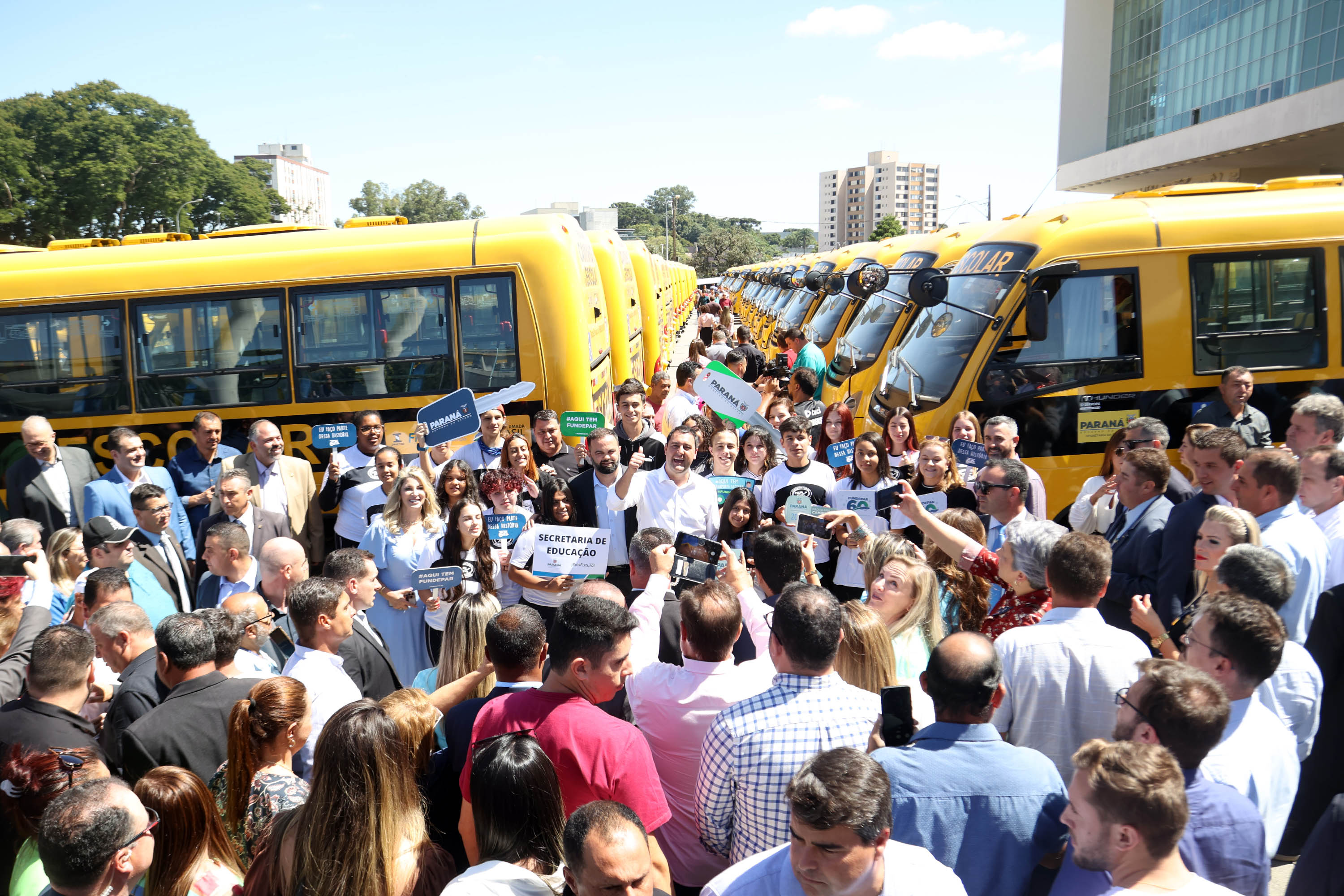 Governador entrega mais 173 ônibus escolares para a rede pública do Paraná