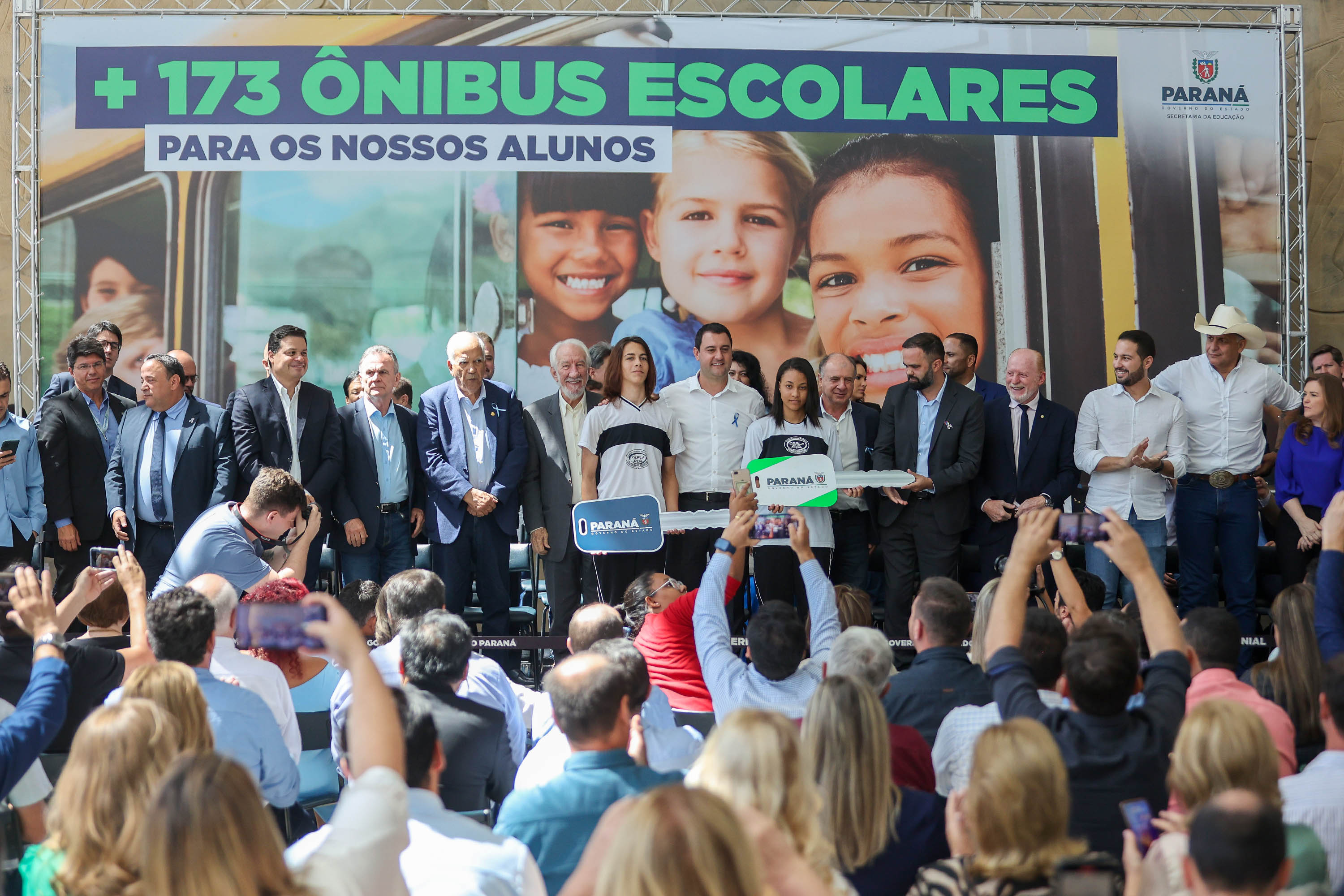 Governador entrega mais 173 ônibus escolares para a rede pública do Paraná