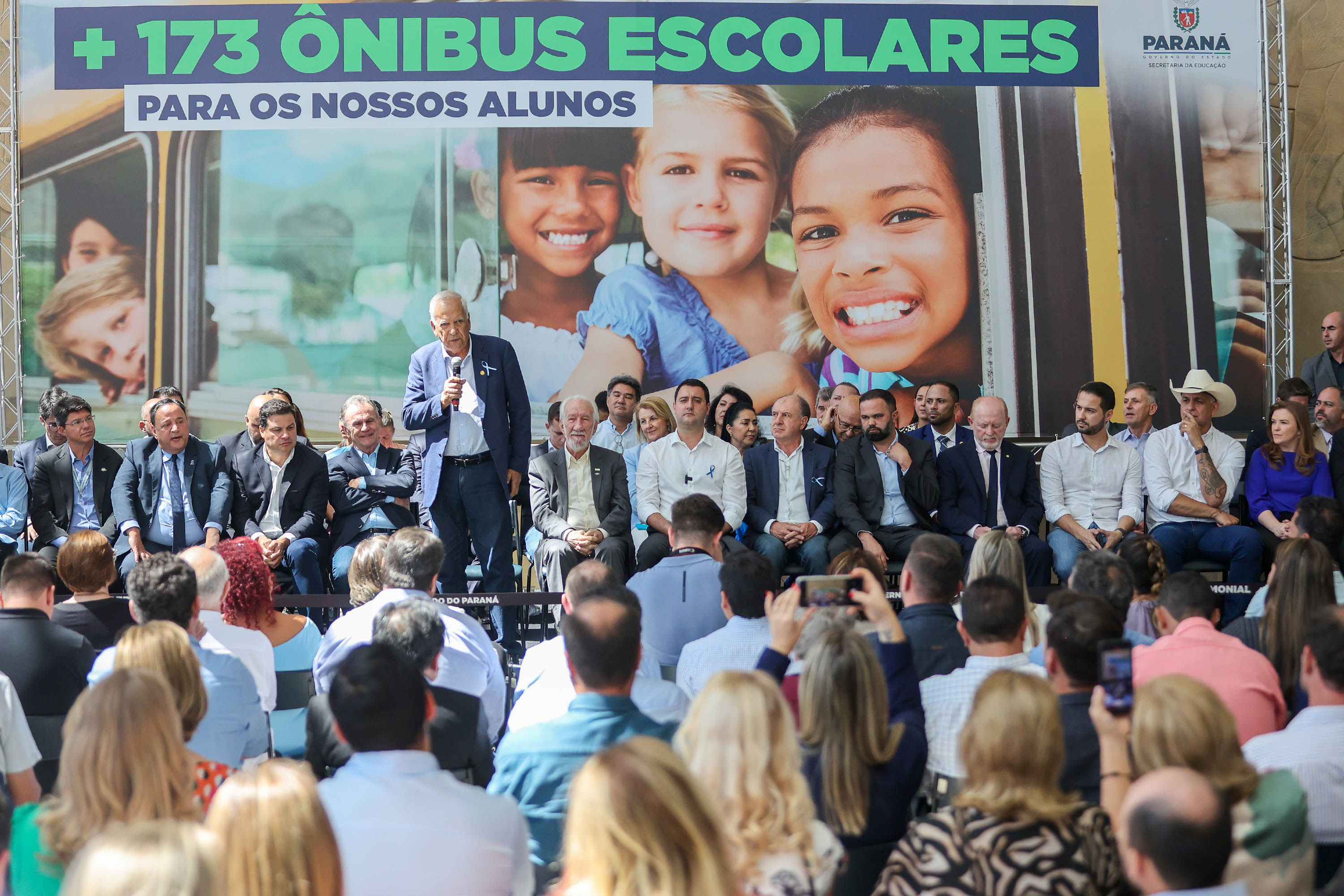 Governador entrega mais 173 ônibus escolares para a rede pública do Paraná