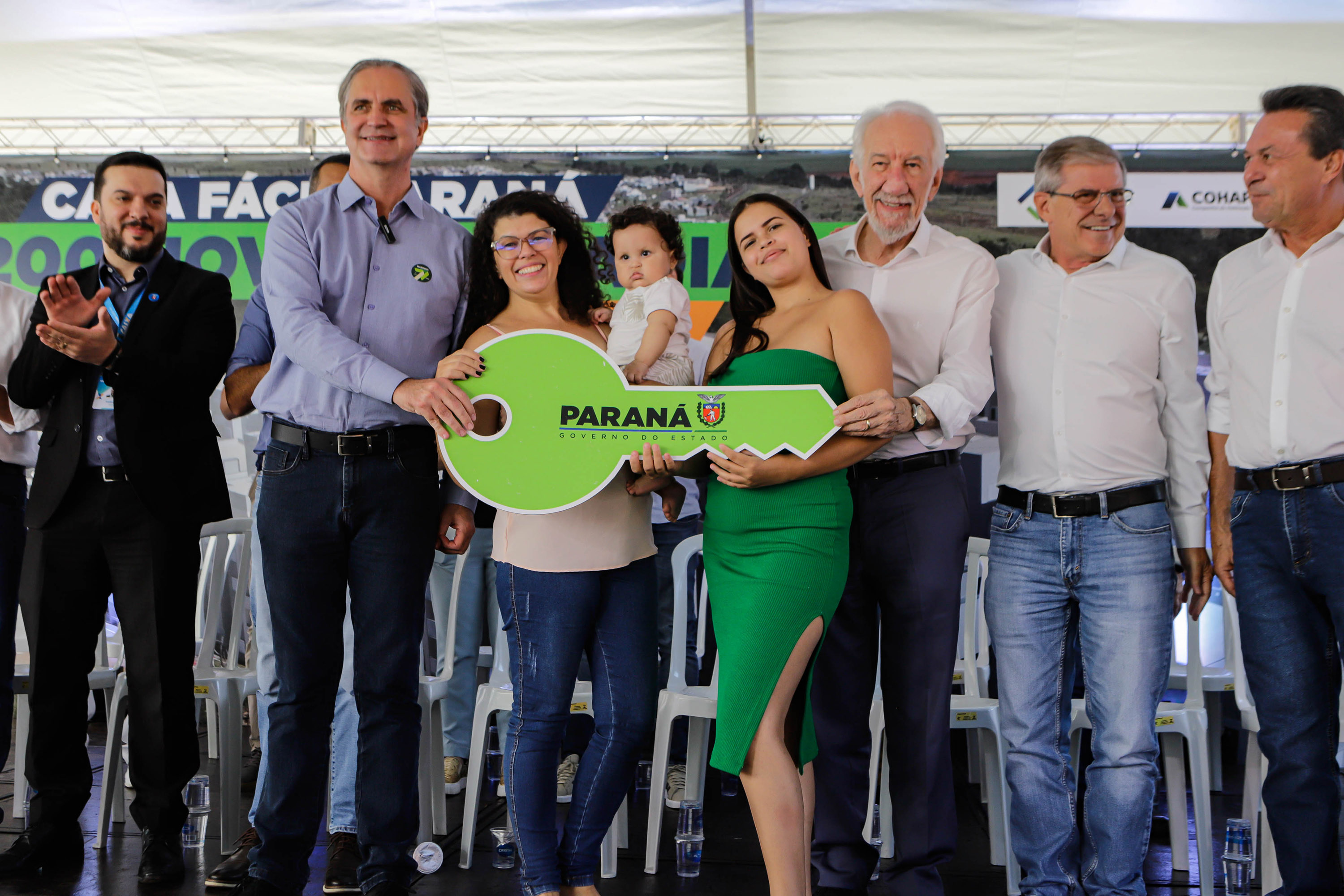 Com apoio do Estado, 200 moradores de Maringá ganham as chaves da casa própria