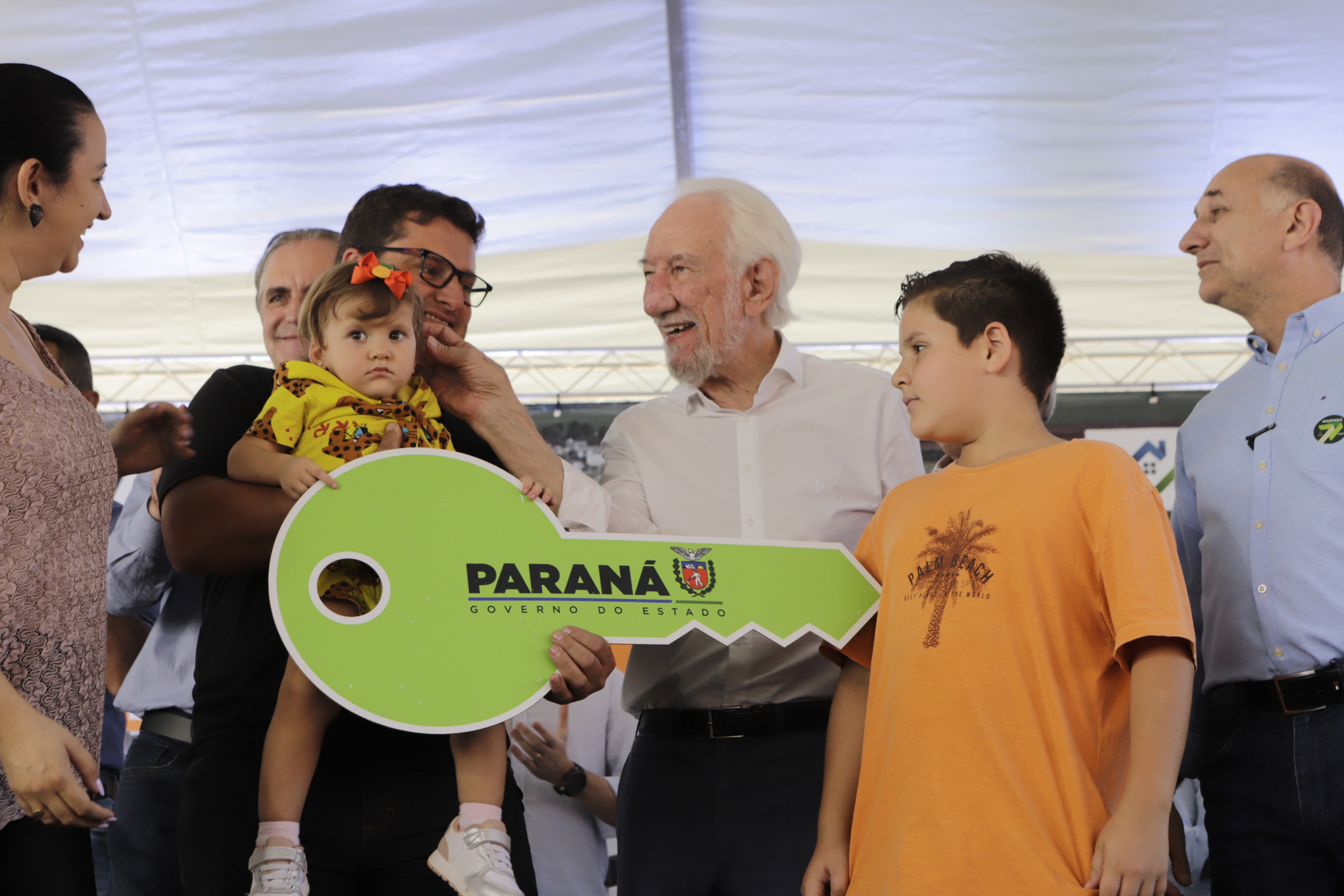 Com apoio do Estado, 200 moradores de Maringá ganham as chaves da casa própria