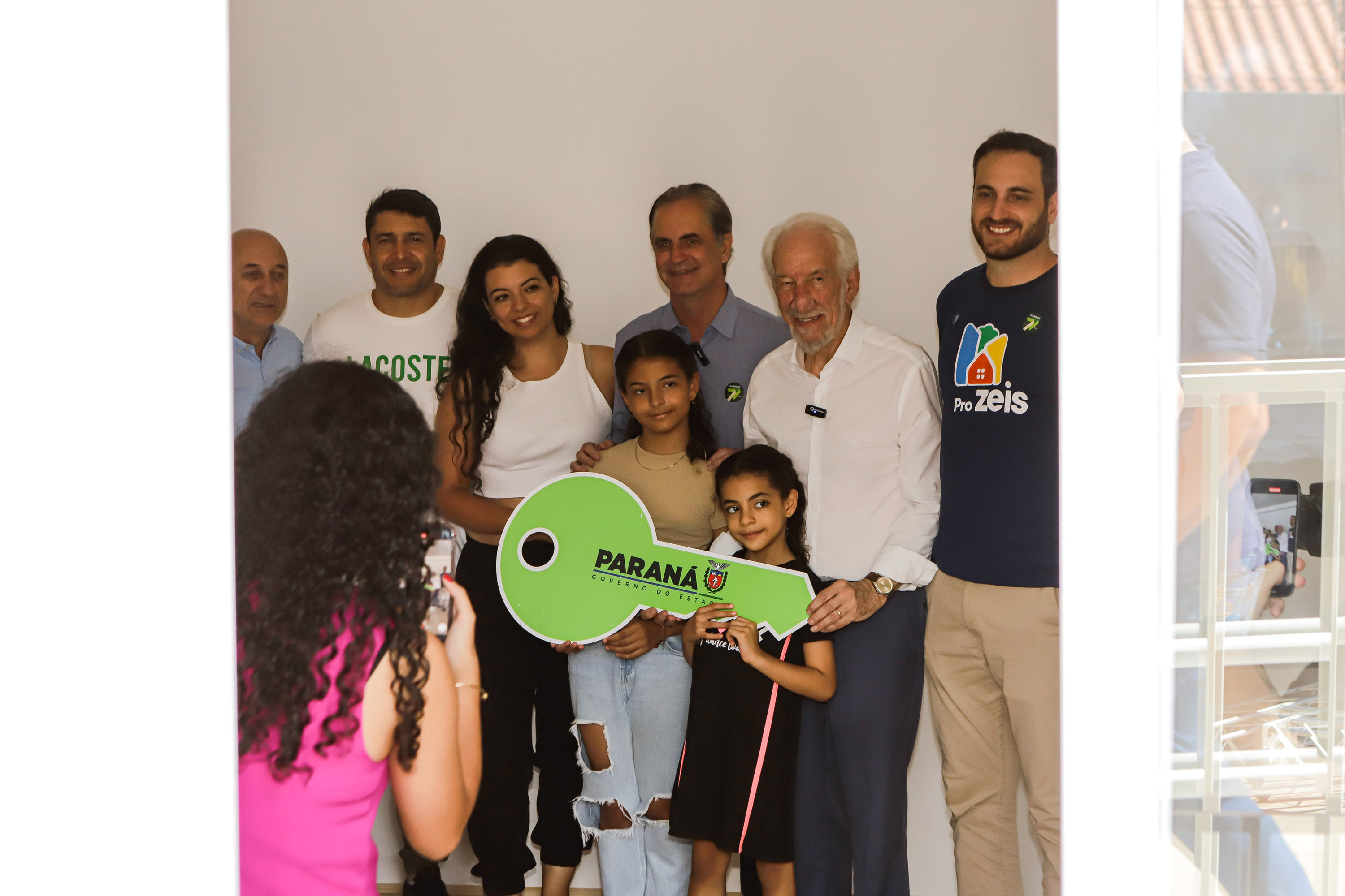 Com apoio do Estado, 200 moradores de Maringá ganham as chaves da casa própria