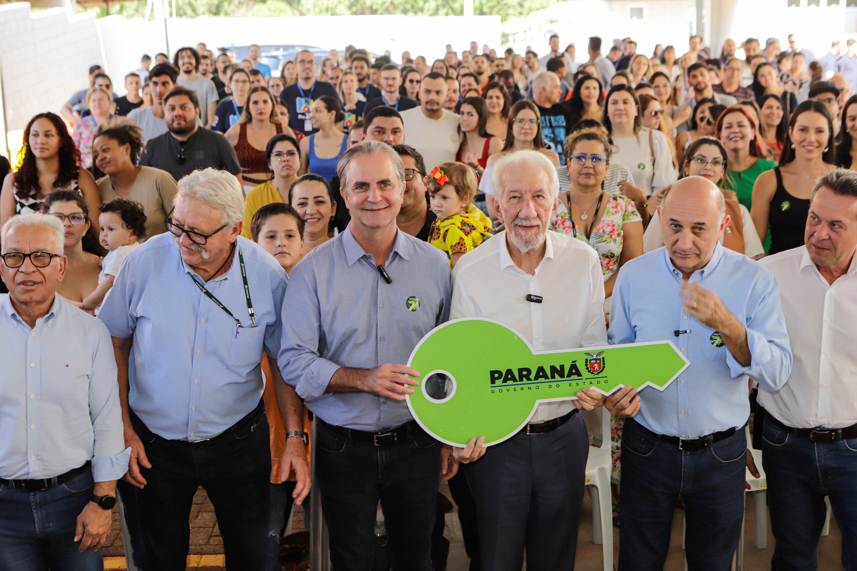 Com apoio do Estado, 200 moradores de Maringá ganham as chaves da casa própria