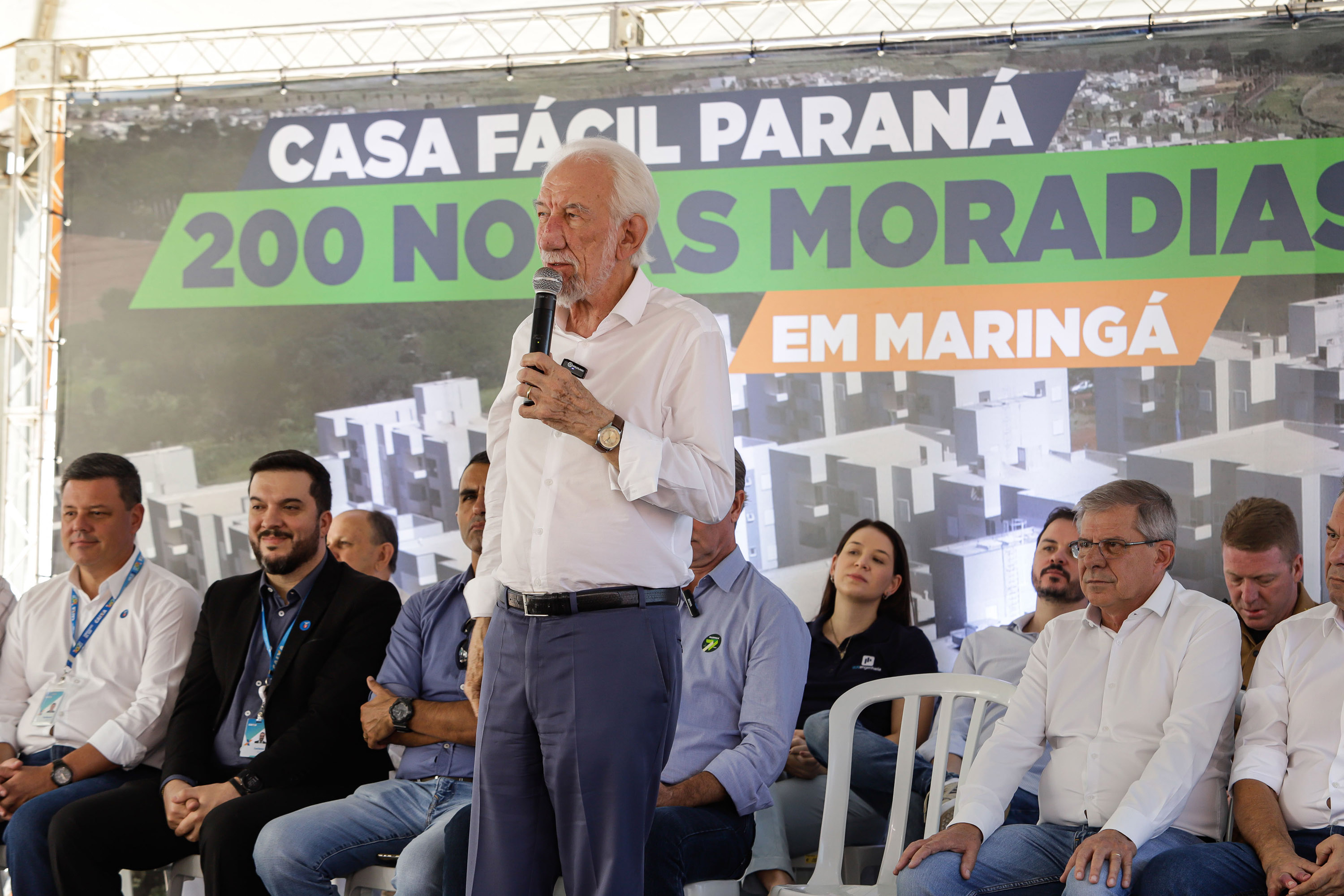 Com apoio do Estado, 200 moradores de Maringá ganham as chaves da casa própria
