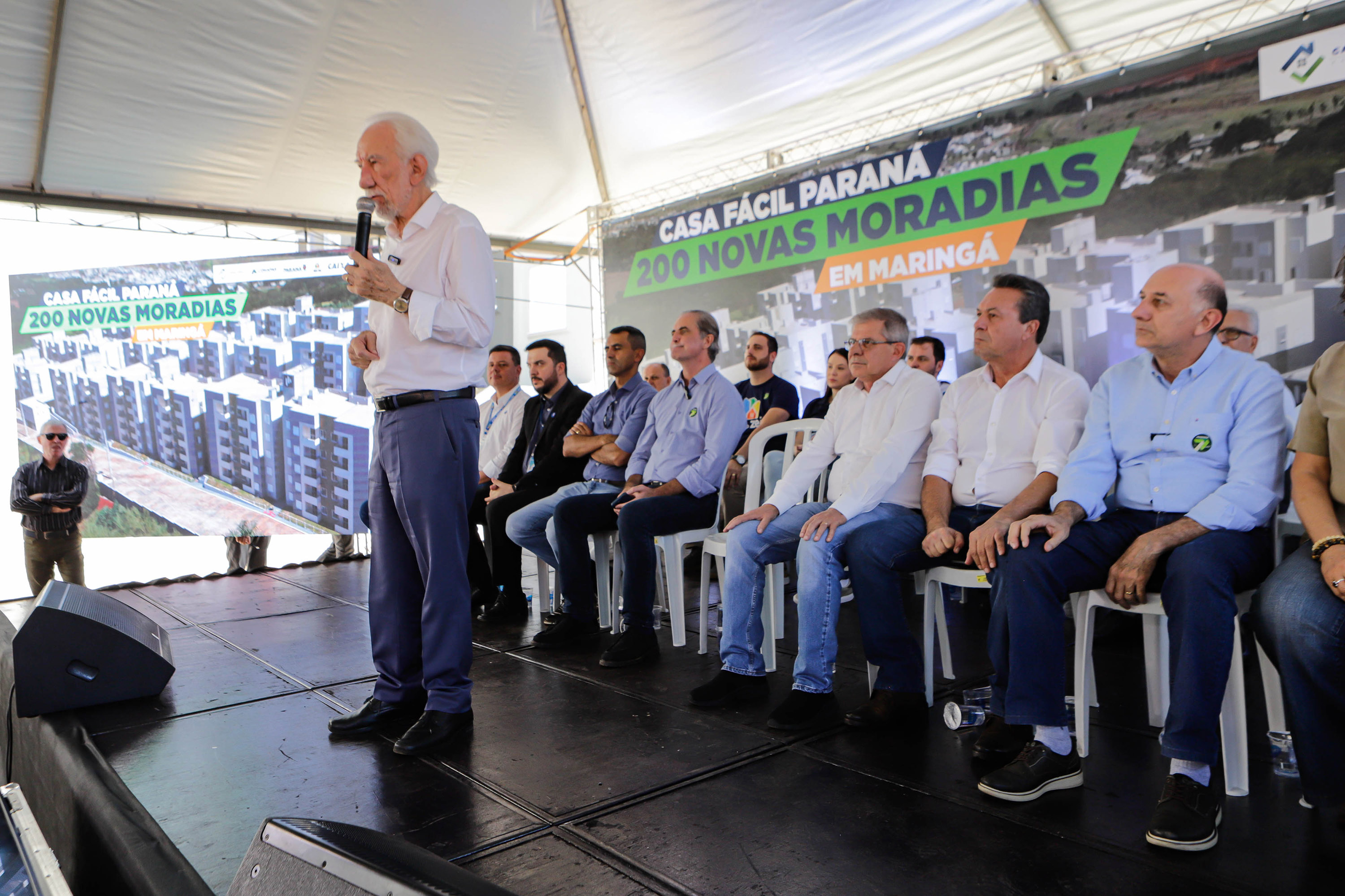 Com apoio do Estado, 200 moradores de Maringá ganham as chaves da casa própria