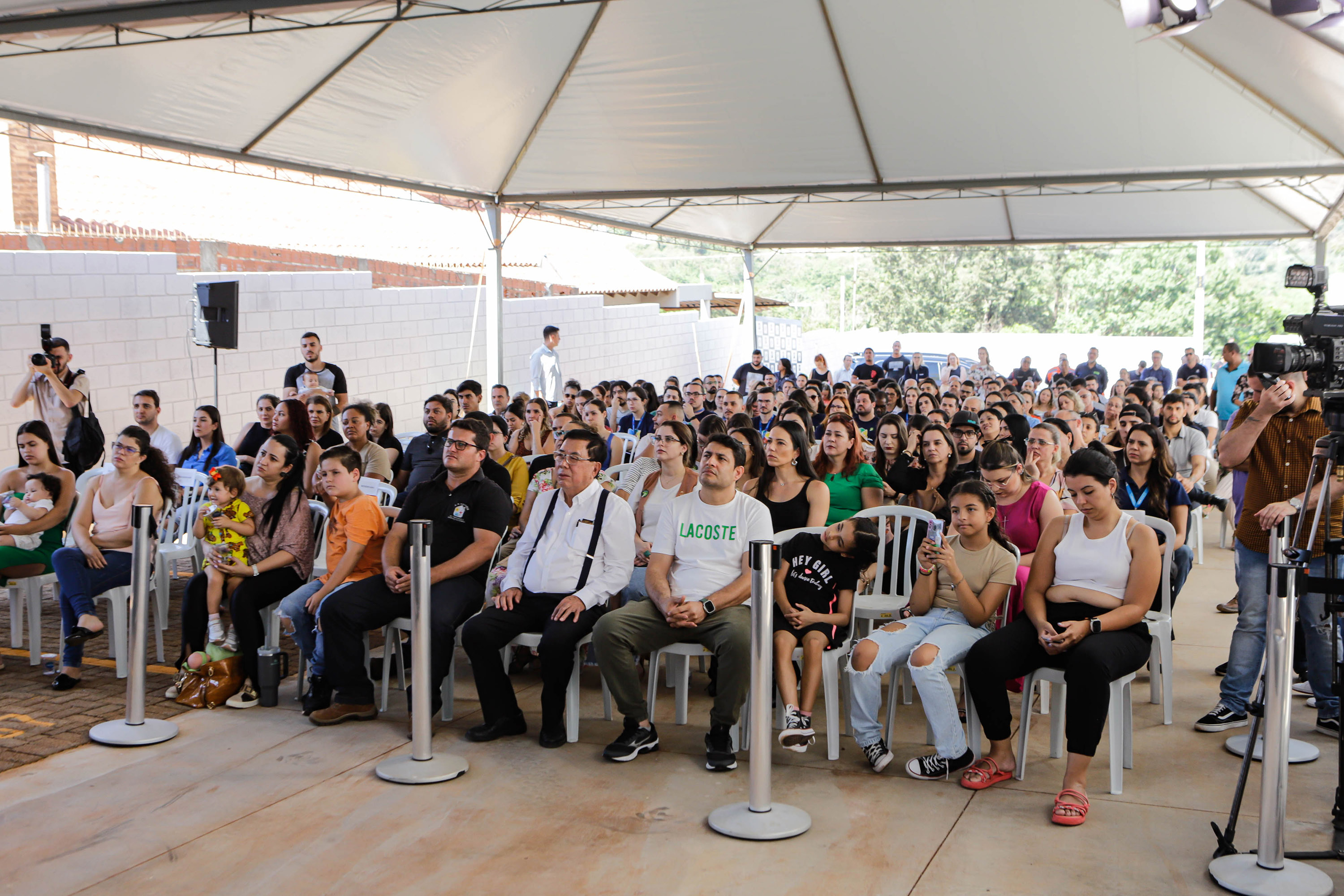 Com apoio do Estado, 200 moradores de Maringá ganham as chaves da casa própria