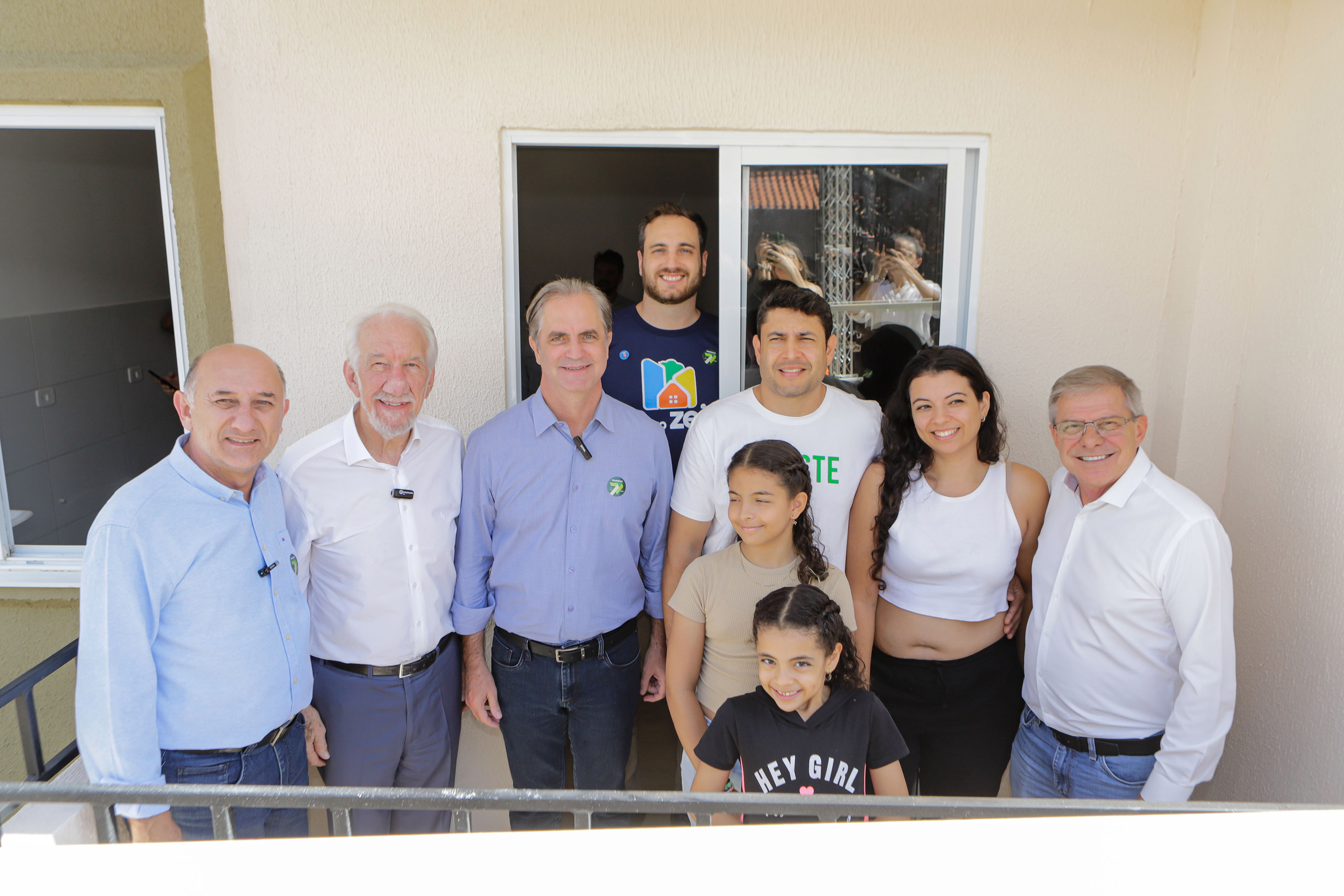 Com apoio do Estado, 200 moradores de Maringá ganham as chaves da casa própria