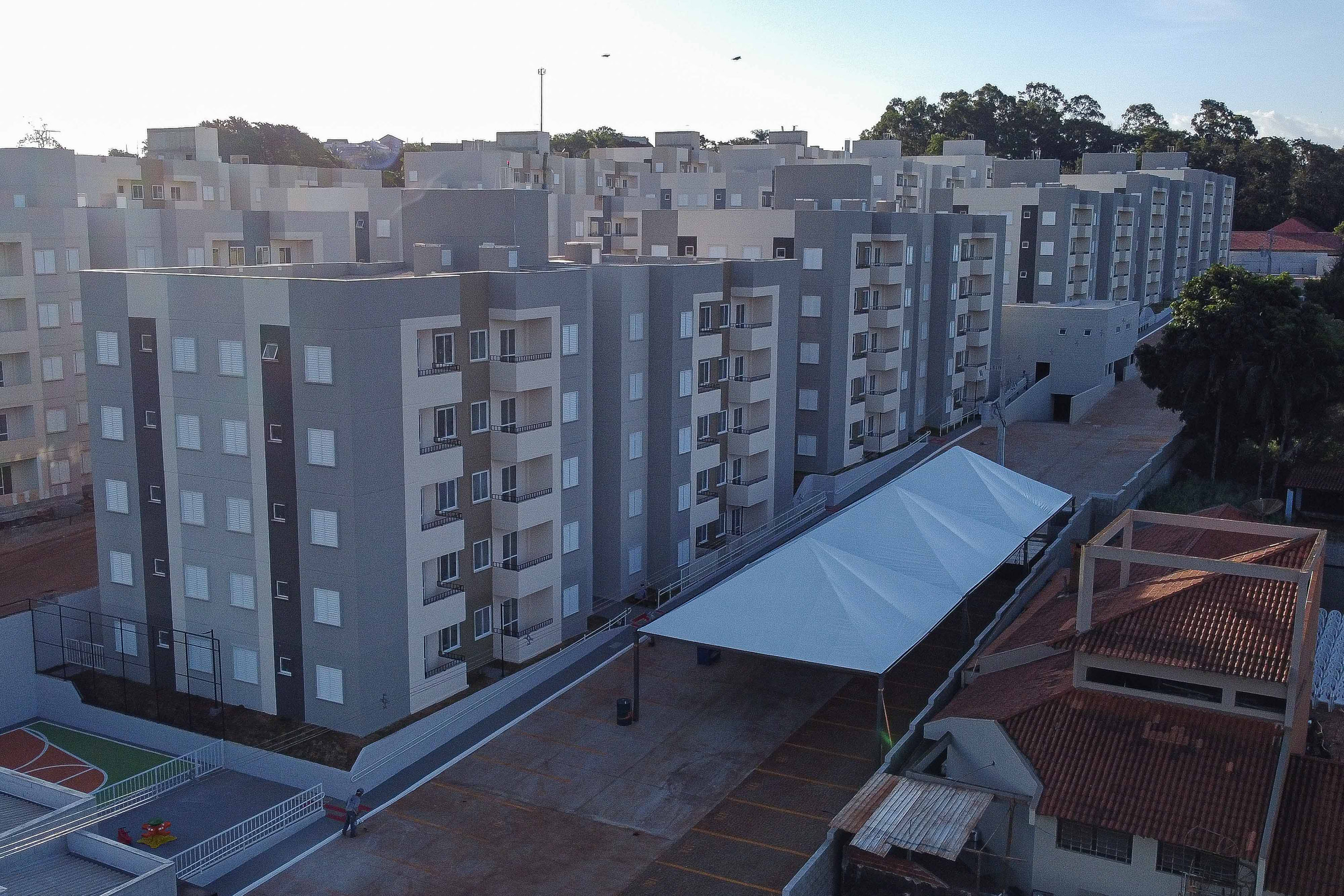 Com apoio do Estado, 200 moradores de Maringá ganham as chaves da casa própria