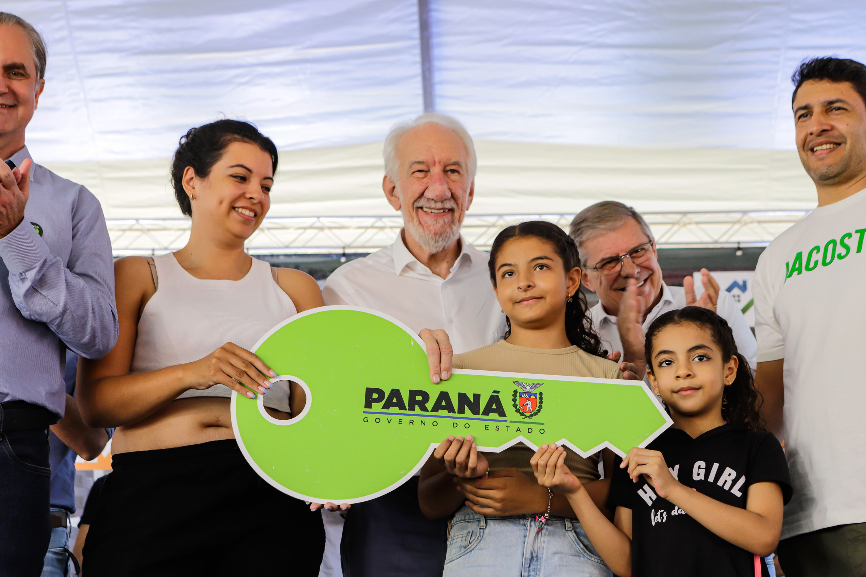 Com apoio do Estado, 200 moradores de Maringá ganham as chaves da casa própria