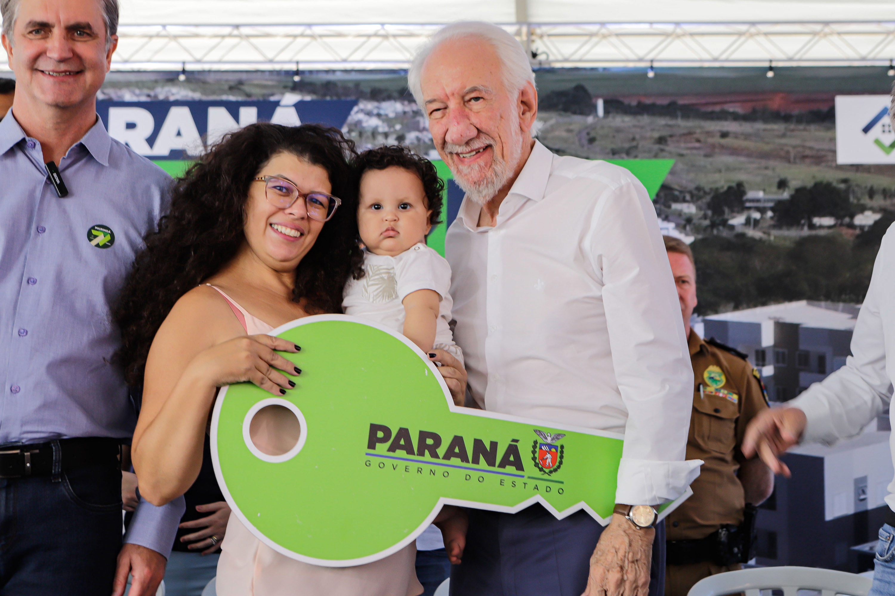 Com apoio do Estado, 200 moradores de Maringá ganham as chaves da casa própria