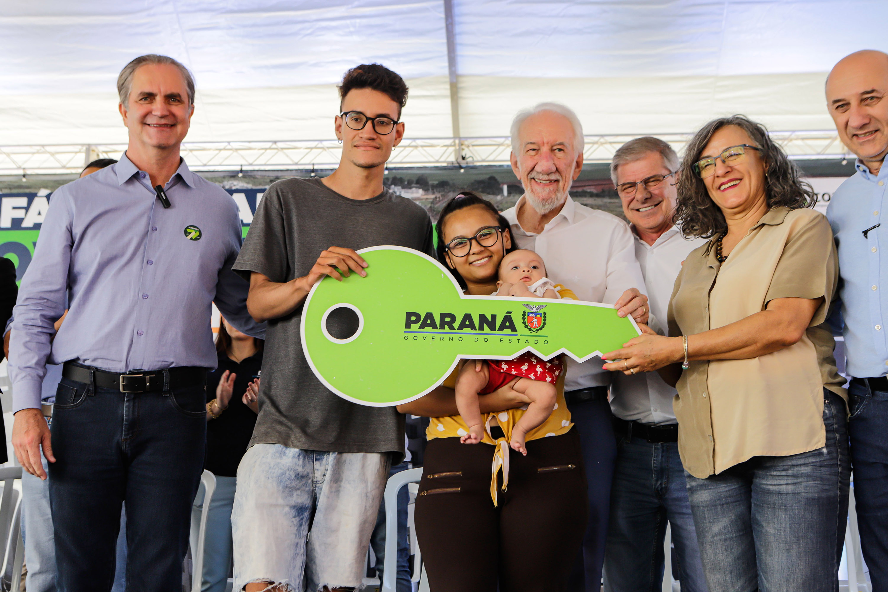 Com apoio do Estado, 200 moradores de Maringá ganham as chaves da casa própria