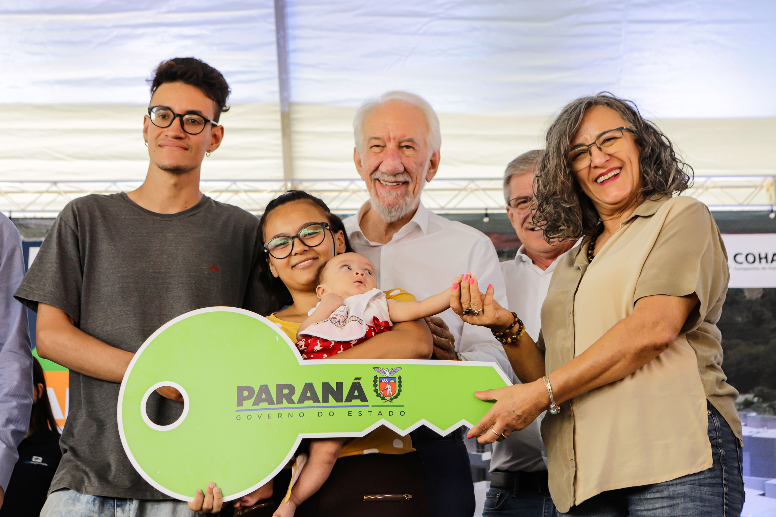 Com apoio do Estado, 200 moradores de Maringá ganham as chaves da casa própria