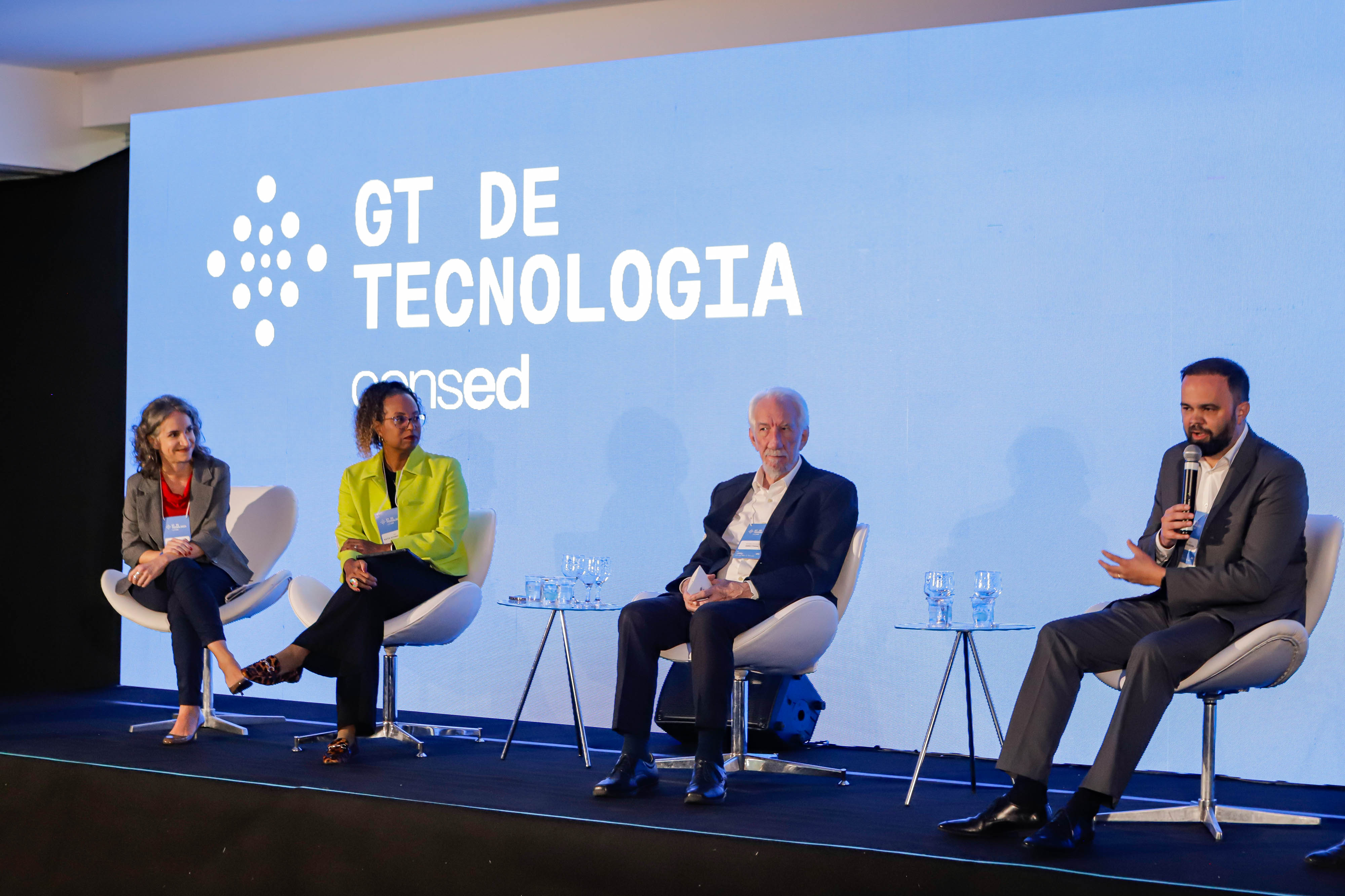 https://www.aen.pr.gov.br/Noticia/Piana-destaca-avancos-do-Parana-em-evento-que-discute-tecnologia-no-ensino-publico