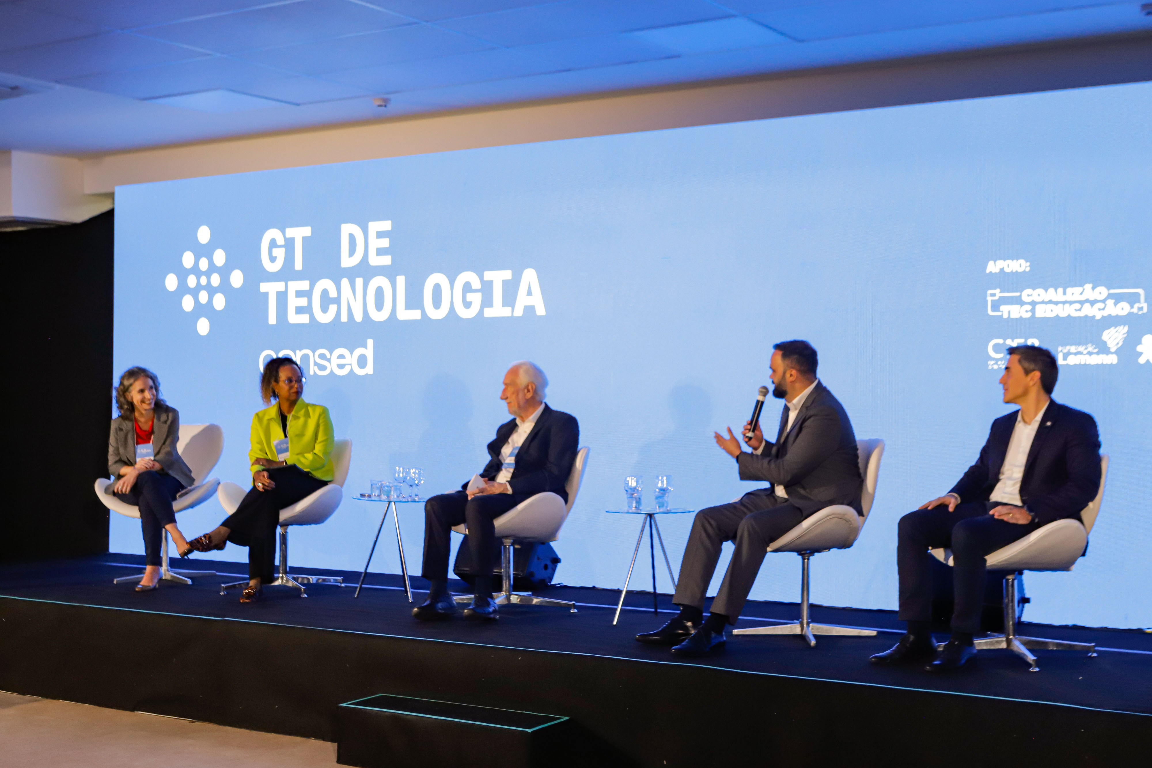 https://www.aen.pr.gov.br/Noticia/Piana-destaca-avancos-do-Parana-em-evento-que-discute-tecnologia-no-ensino-publico