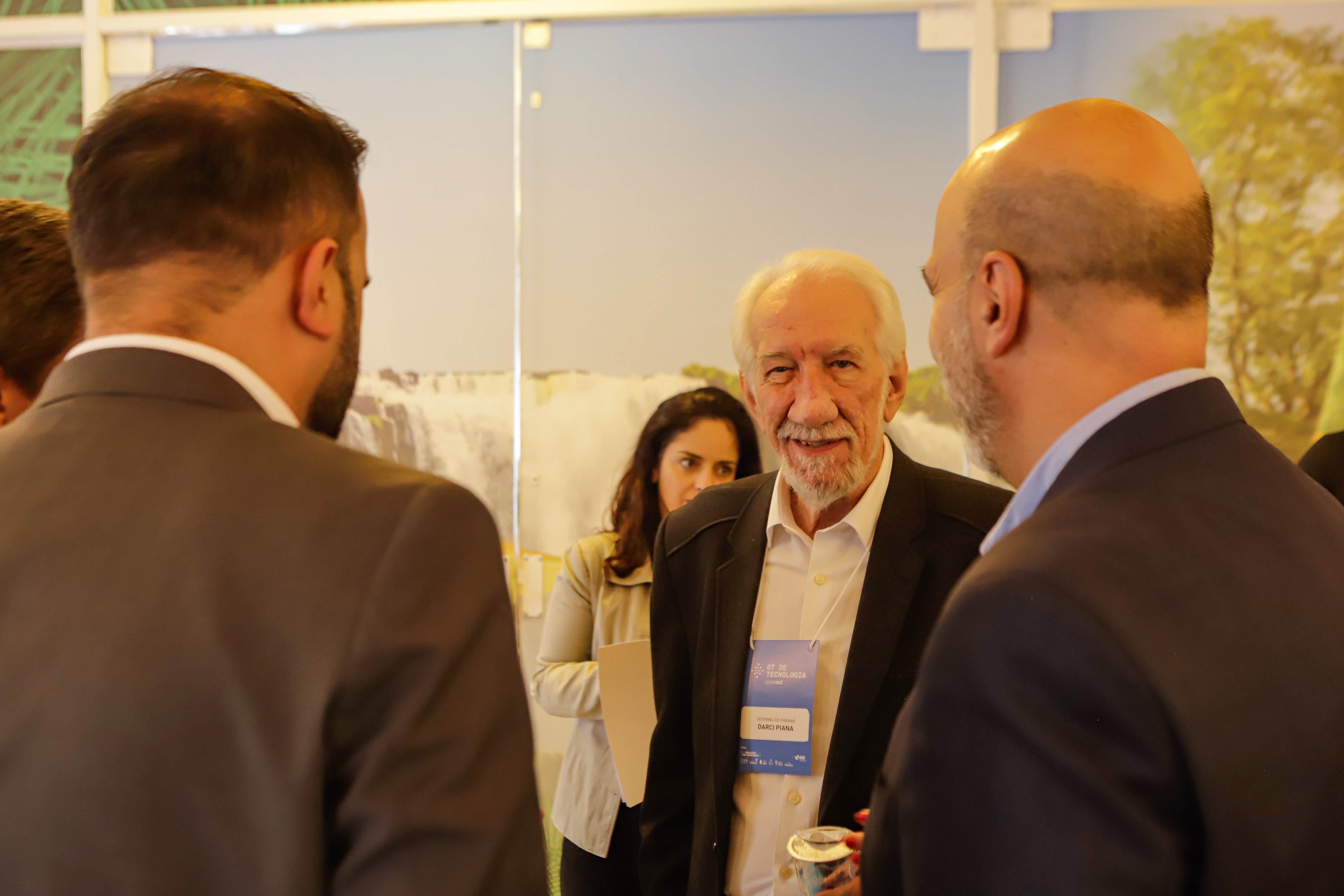 https://www.aen.pr.gov.br/Noticia/Piana-destaca-avancos-do-Parana-em-evento-que-discute-tecnologia-no-ensino-publico