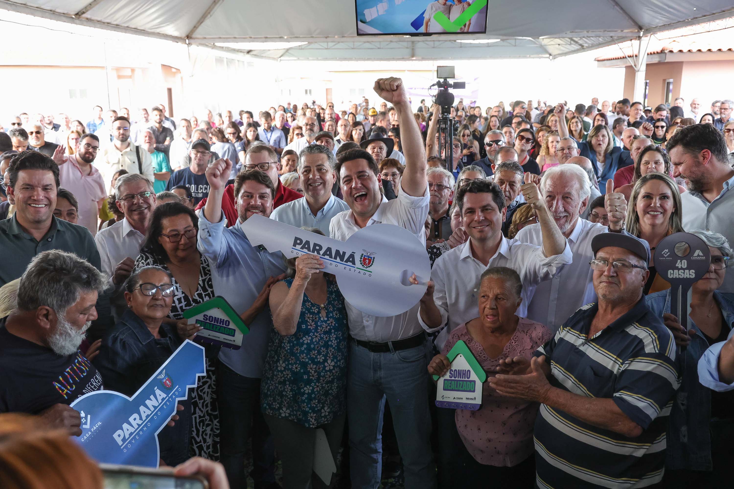 Com piscina e mobília, Ratinho Junior inaugura Condomínio do Idoso de Arapongas