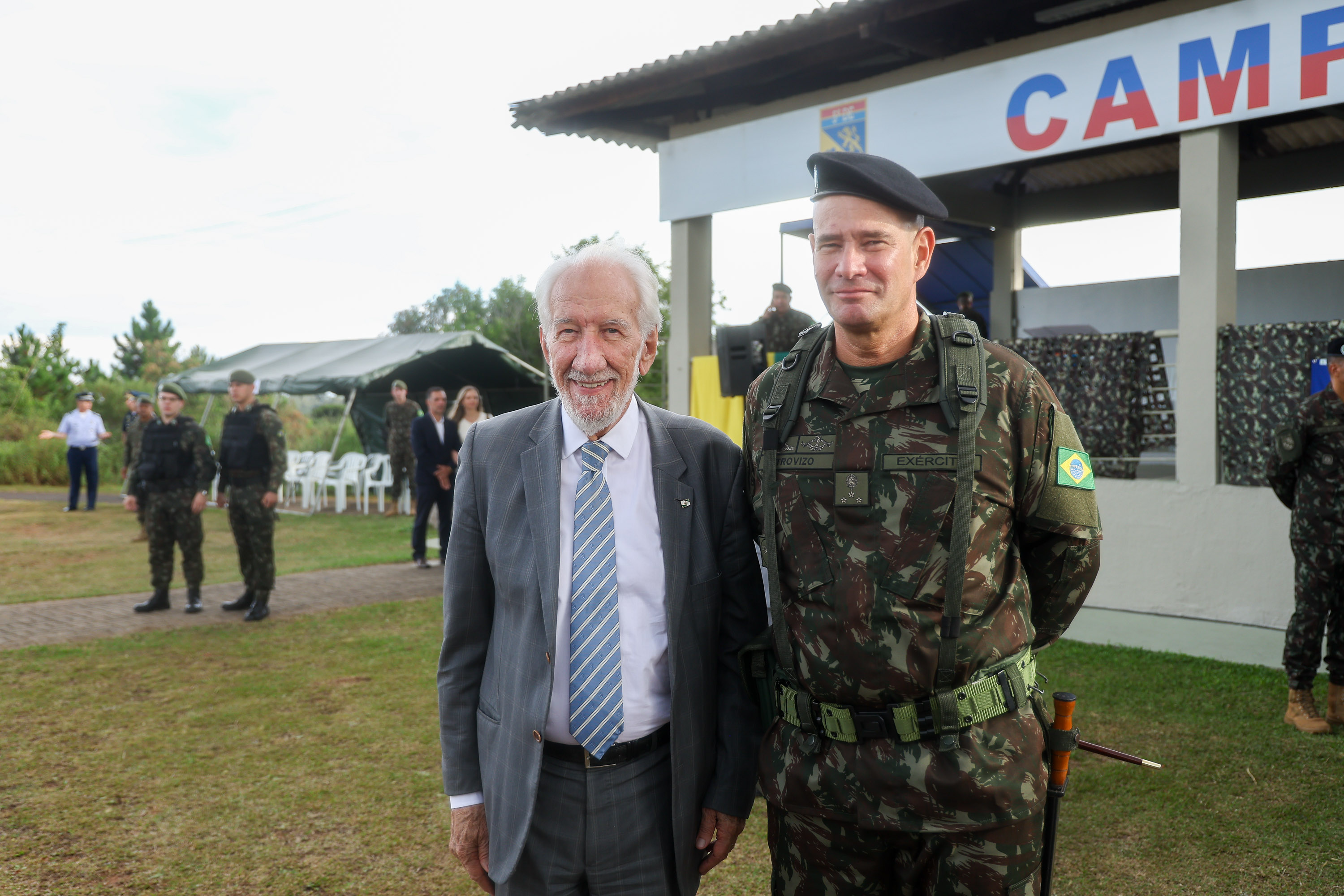 Darci Piana participa da troca de comando da 5ª Divisão de Exército, em Curitiba
