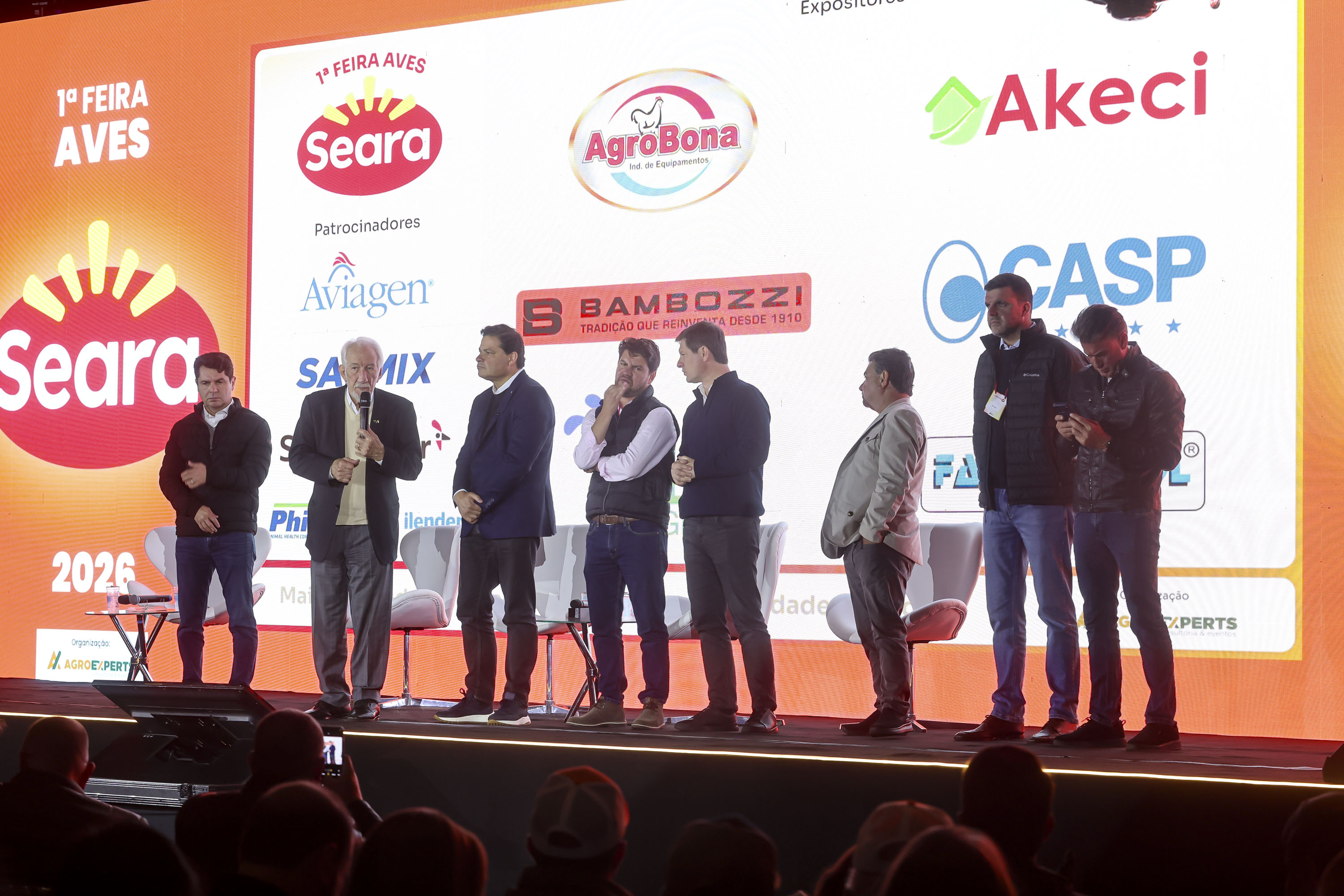 Governador em exercício destaca produção avícola paranaense em evento do setor