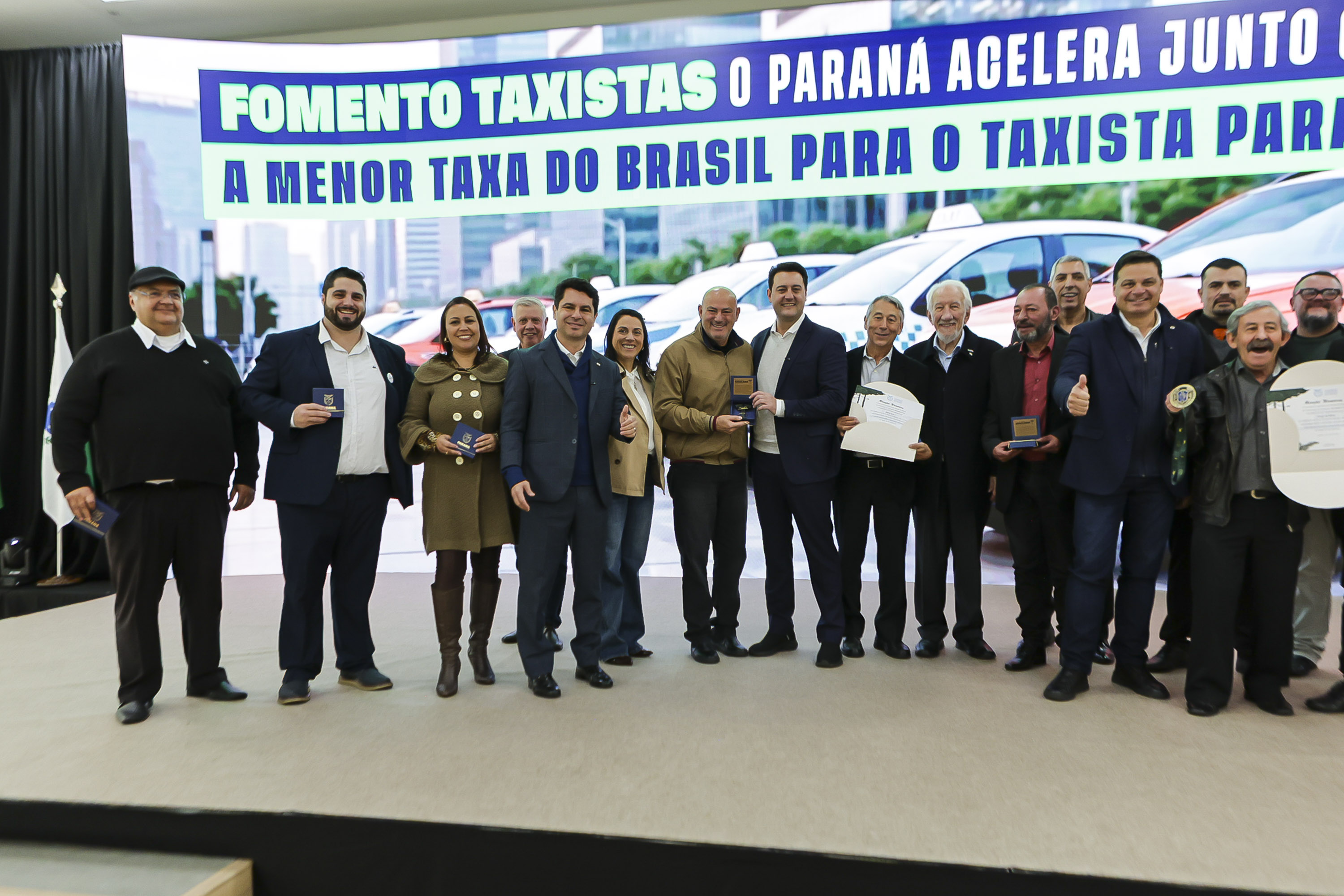 Em reunião com taxistas, governador destaca linha de crédito para a categoria