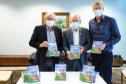 Estado recebe doação de 500 livros sobre plantio direto para os cursos de Agronomia