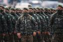 O governador Carlos Massa Ratinho Junior participou nesta quarta-feira (28), no Forte do Pinheirinho, em Curitiba, da cerimônia de troca de comando da 5ª Divisão do Exército (5ª DE). Depois de dois anos à frente da Divisão, que atende os estados do Paraná e de Santa Catarina, o general Carlos José Russo Assumpção Penteado passou o comando ao general Fábio Benvenutti Castro, que até então ocupava o posto de chefe do gabinete do comandante do Exército Brasileiro, em Brasília.  Na cerimônia, Ratinho Junior des