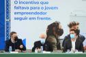 O governador Carlos Massa Ratinho Junior lançou nesta segunda-feira (16) um novo projeto para fomentar negócios criados por jovens profissionais: o programa Jovem Empreendedor. Promovido em uma parceria entre a Secretaria da Justiça, Família e Trabalho, o Banco Regional de Desenvolvimento do Extremo Sul (BRDE) e a Fomento Paraná, a iniciativa oferece linhas de crédito para incentivar a geração de emprego e o desenvolvimento de negócios para pessoas de 18 a 29 anos.  “Queremos atender os jovens que estão abr