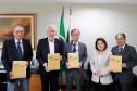Vice-governador recebe livro que narra 50 anos da relação de irmandade entre Paraná e Hyogo