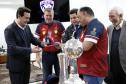 Governador parabeniza atletas e dirigente do Cascavel Futsal, bicampeão da Libertadores