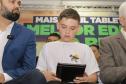 Governo do Paraná começa a entregar 50 mil tablets para uso de alunos da rede estadual