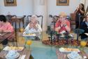 Moradoras de asilo comemoram Dia das Mães com café da tarde no Palácio Iguaçu