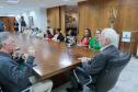 Moradoras de asilo comemoram Dia das Mães com café da tarde no Palácio Iguaçu