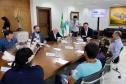 Governador recebe 1ª aluna indígena selecionada para o programa Ganhando o Mundo