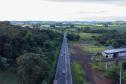 A logística do Sudoeste do Paraná vai ganhar um salto em qualidade nos próximos anos. O governador Carlos Massa Ratinho Junior iniciou nesta sexta-feira (13), por Pato Branco, uma extensa agenda voltada à melhoria da infraestrutura da região. Na cidade, ele assinou a ordem de serviço para dar início às obras de revitalização da PRC-280, agora na ligação até Clevelândia, e também lançou o edital para dar continuidade à construção do Contorno Noroeste de Pato Branco.   ”Estamos falando de investimentos que pa
